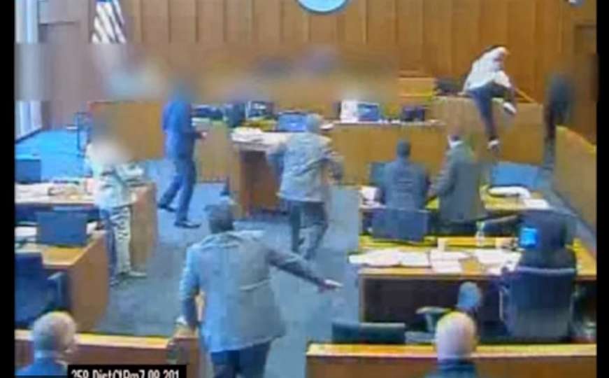 Uznemirujući snimak ubistva u sudnici: Da li je policija prekoračila ovlasti