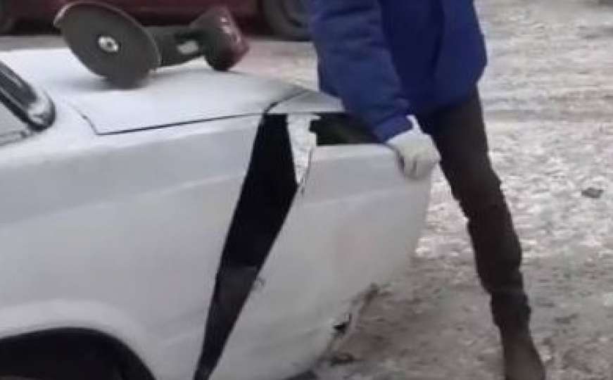 Parking papak u Rusiji: Nema problema, izreži mu auto brusilicom