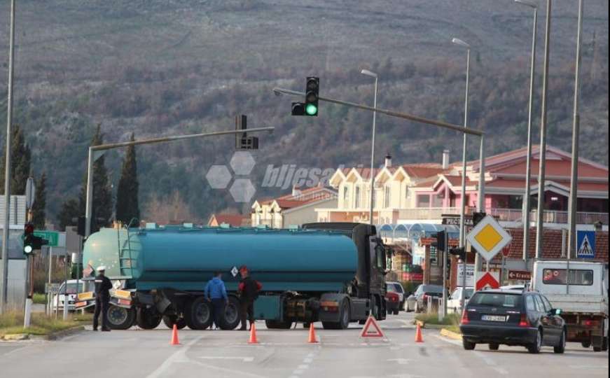 Čapljina: Cisterna zbog puknuća trapa obustavila saobraćaj