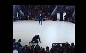 Sergej Lavrov pao na bini, publika se smijala