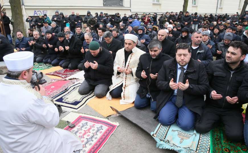 Berlin: Muslimani klanjali džuma-namaz na ulici pored zapaljene džamije 