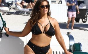 Zanosne obline: Ashley Graham u minijaturnom bikiniju "zapalila" Miami