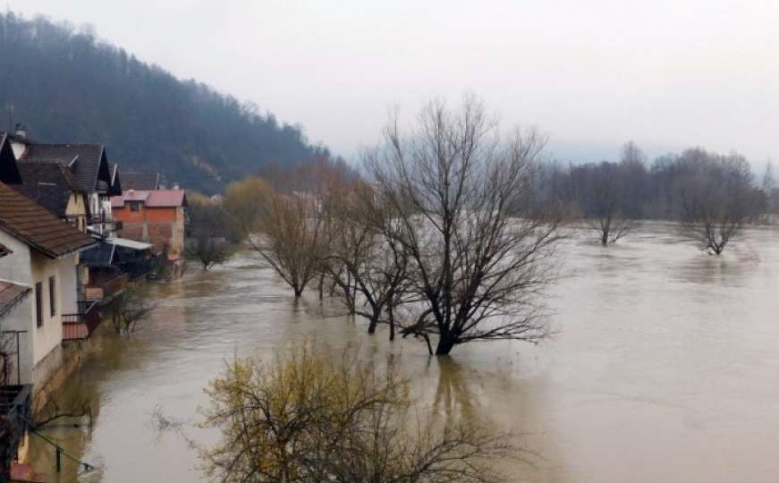 Rekordni vodostaj Save u Jasenovcu, hrana se stanovništvu dostavlja čamcima