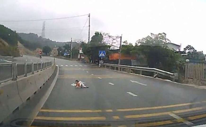 Vijetnam: Beba puzala posred autoputa, spašavali je prolaznici