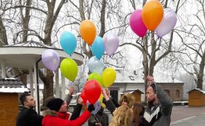 Nebo iznad Kotor Varoši obojile poruke mira na šarenim balonima