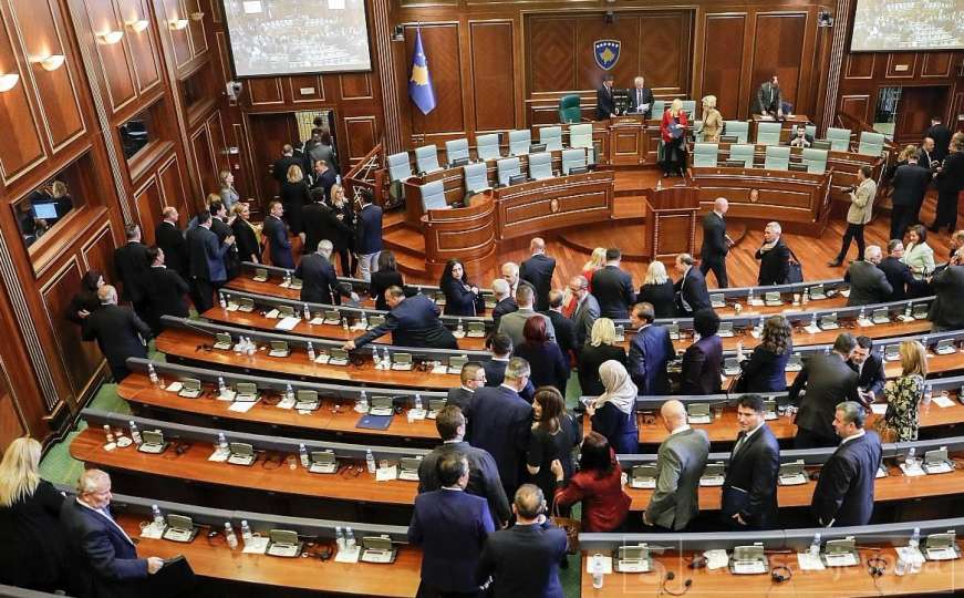 U kosovskom parlamentu opet bačen suzavac