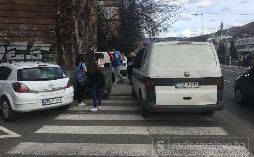 Nova dojava o bombama: Evakuirani učenici iz dvije srednje škole u Sarajevu