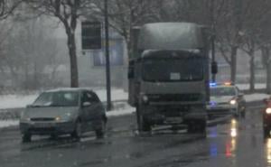 Jedna osoba povrijeđena u sudaru kamiona i automobila u naselju Alipašino Polje