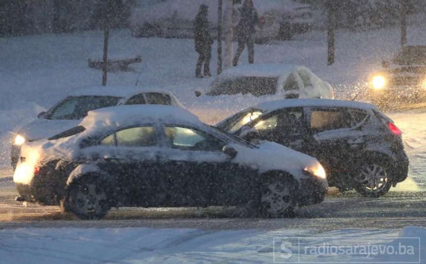 Snijeg izazvao saobraćajni kolaps u Sarajevu: Više udesa, tramvaji nisu radili