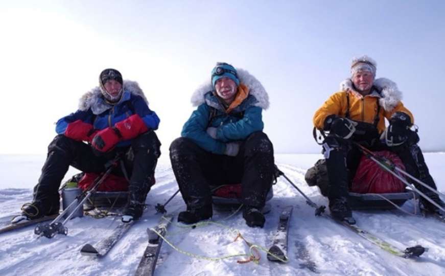 Oborili rekord: 12 dana hodali po ledu preko najdubljeg jezera svijeta