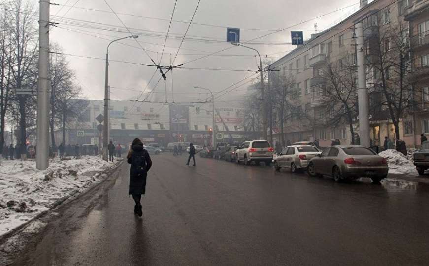 Požar u ruskom tržnom centru, stradalo četvero djece, ljudi skaču s prozora