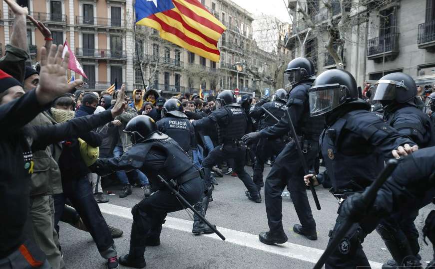 Sukob demonstranata i policije: Više od 100 osoba povrijeđeno u Barceloni