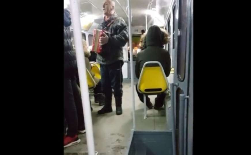 Vesela strana Sarajeva: Harmonikaš nastupom u tramvaju oduševio putnike