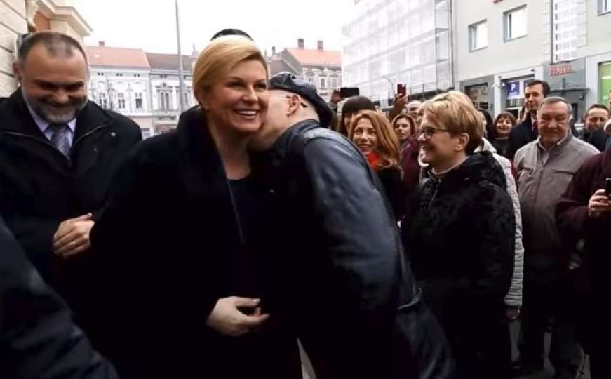 Tokom posjete Karlovcu: Muškarac poljubio hrvatsku predsjednicu u vrat 
