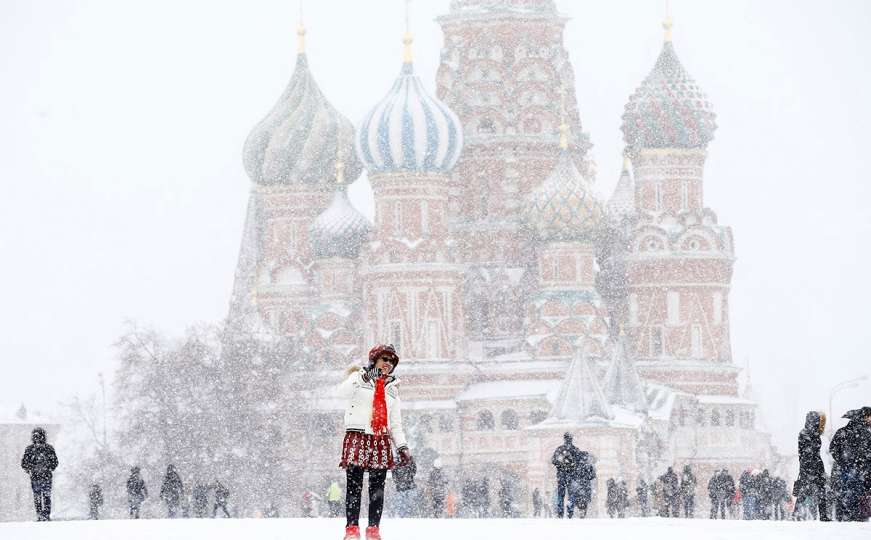 Moskva: Ni snijeg ni minusi nisu omeli turiste na Crvenom trgu