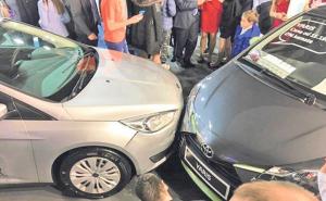 Hostesa na sajmu u Beogradu upalila auto pa se zabila u drugo vozilo