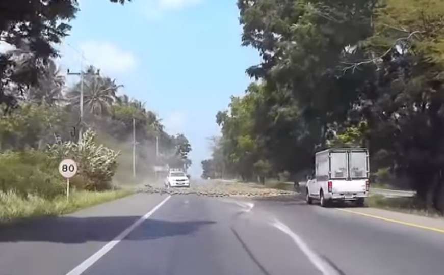 Filipini: Vozač kamiona izgubio kontrolu nad vozilom, po cesti se rasuli ananasi