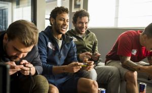 Neymar se oporavlja igrajući Mario Kart s najboljim prijateljima