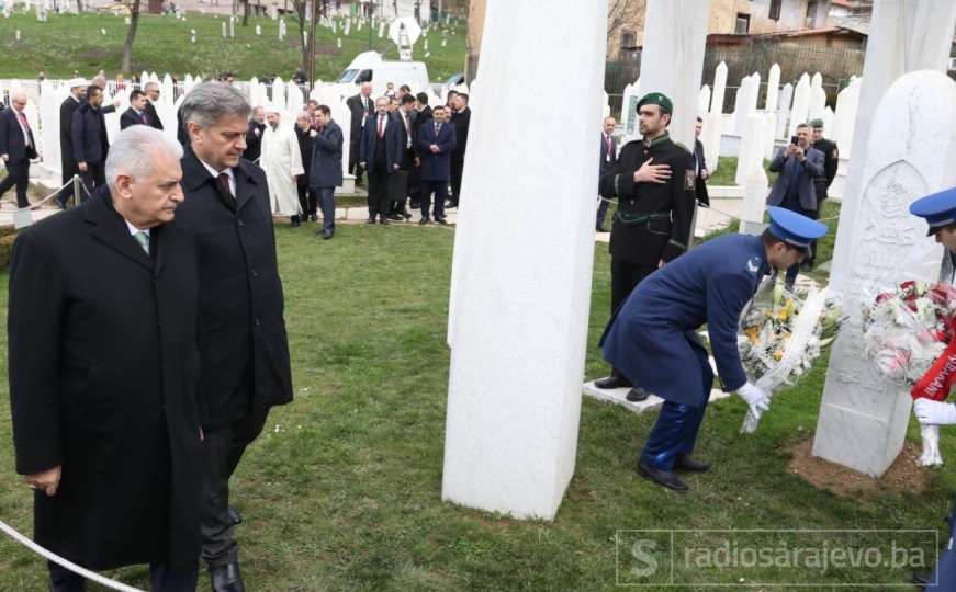 Odali počast Aliji Izetbegoviću: Yildrim i Zvizdić položili cvijeće na Kovačima