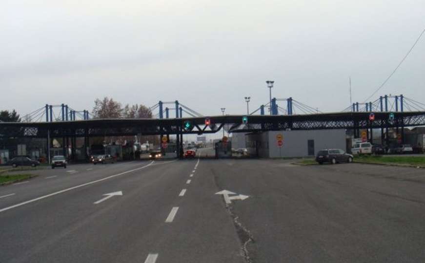 Cariniku osam mjeseci zatvora: Na GP Orašje propustio kamion iz Austrije
