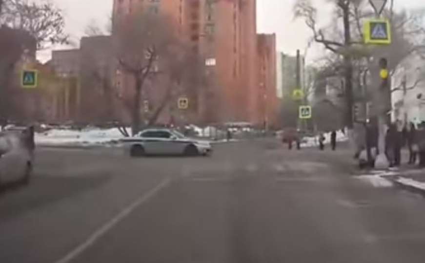 Moskva: Pješaci stradaju kad vozači i policajci ne poštuju semafor