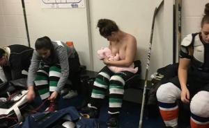 Nevjerovatna fotka obišla svijet: Hokejašica na poluvremenu dojila bebu