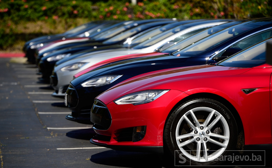 Tesla s tržišta povlači rekordnih 123.000 električnih automobila Model S