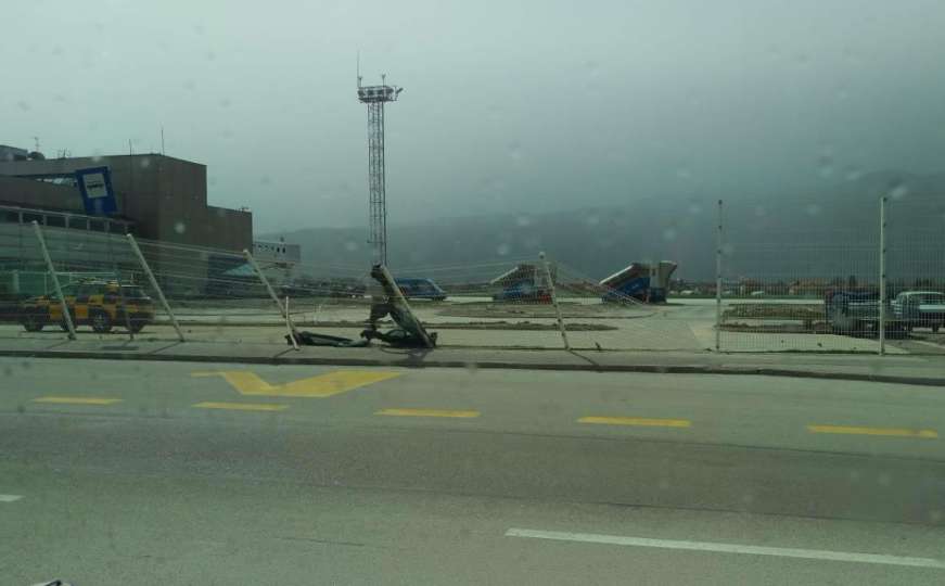 Nevrijeme na Aerodromu Sarajevo: Vjetar srušio ogradu i jarbol