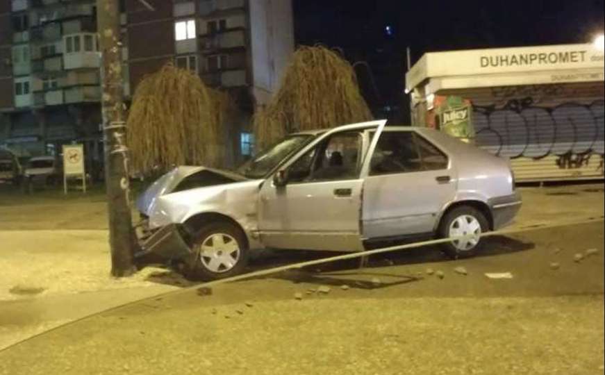 Sarajevo: Automobilom udario u stub rasvjete, nije bilo povrijeđenih