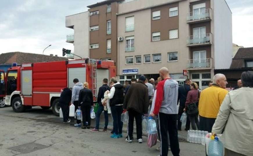 Građani Slavonskog Broda još bez pitke vode: Uskrs u redovima pred cisternama