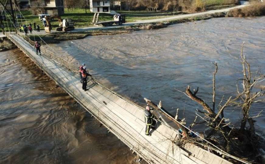 Uklonjeno plutajuće stablo koje je prijetilo da sruši most u Kaknju