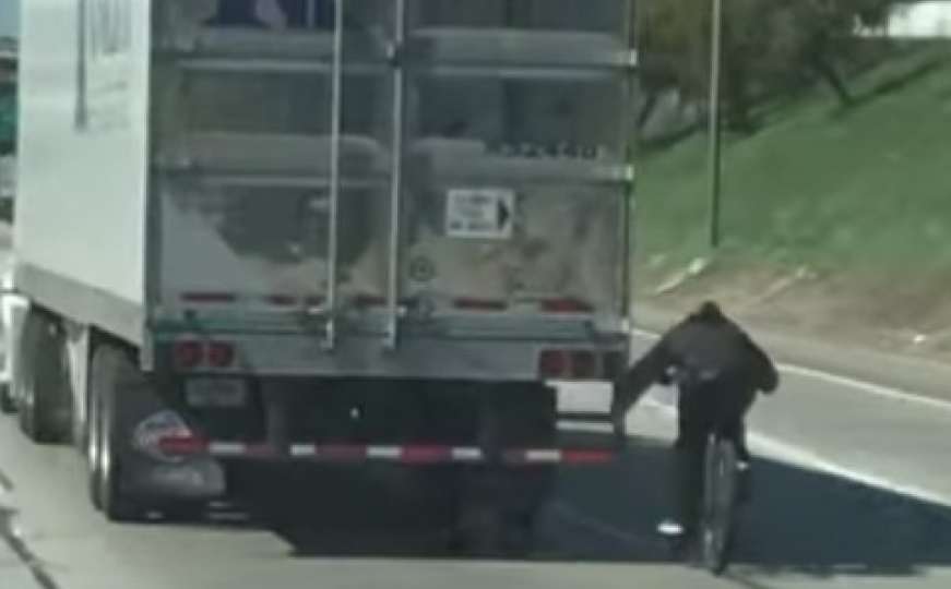 California: Biciklista se zakačio za šleper i vozio po autoputu