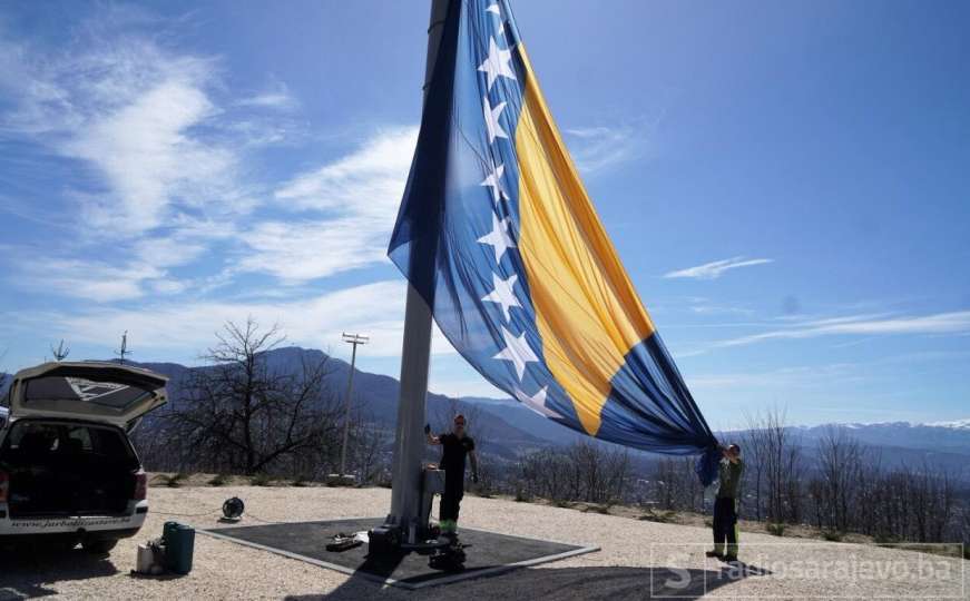 Postavljena nova zastava na brdu Hum