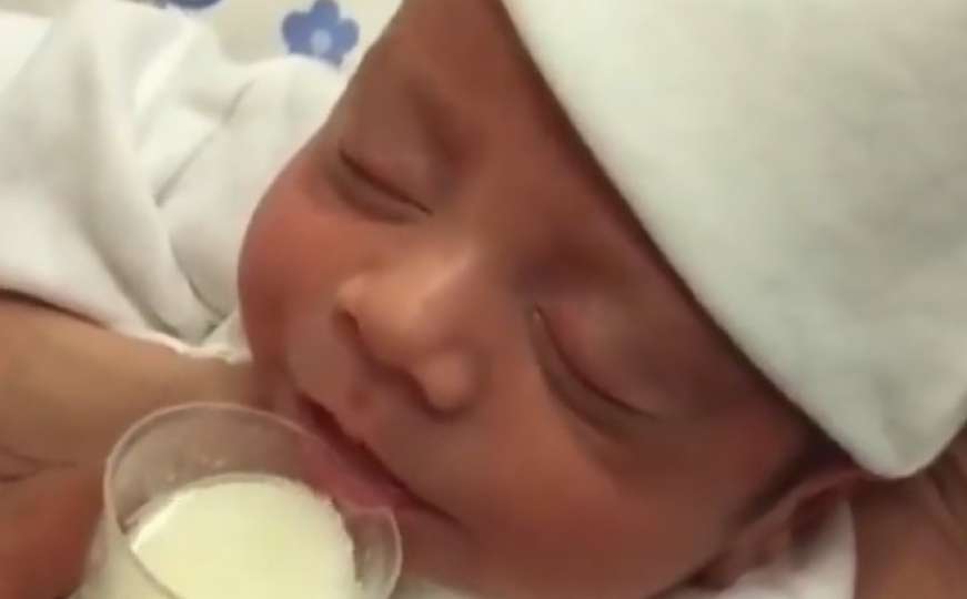 Alternativni metod dojenja: Tek rođena beba pije mlijeko iz tanke časice
