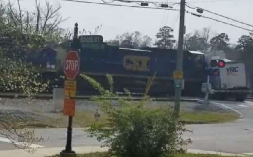 Georgia: Žena snimila trenutak kada teretni voz udara u kamion 
