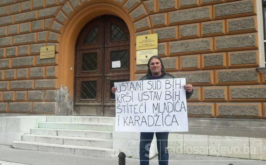 Milomir Stojnić ispred Ustavnog suda: Kršite Ustav štiteći Mladića i Karadžića