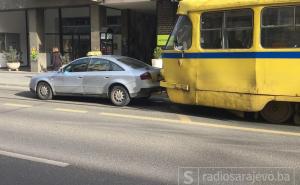 Sudar tramvaja i automobila u centru Sarajeva