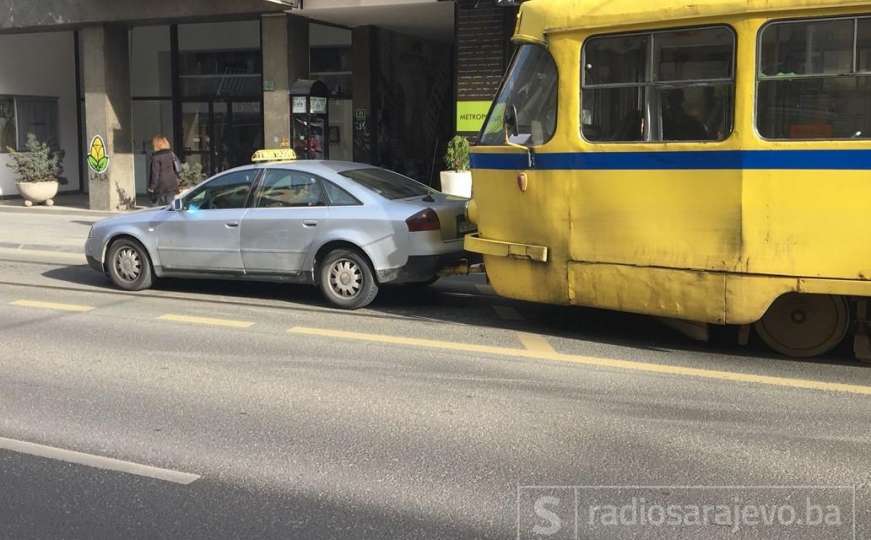 Sudar tramvaja i automobila u centru Sarajeva