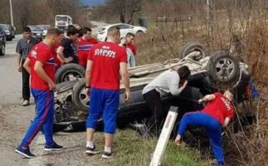 Fudbaleri kluba iz BiH spasili život vozaču iz prevrnutog auta