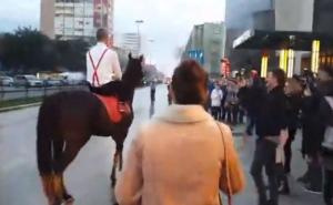 Neobična zabava u Splitu: Učenik na matursku zabavu dojahao na konju