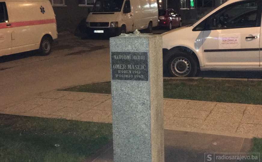 Nesvakidašnja krađa: Otuđena bista Omera Maslića ispred Doma zdravlja