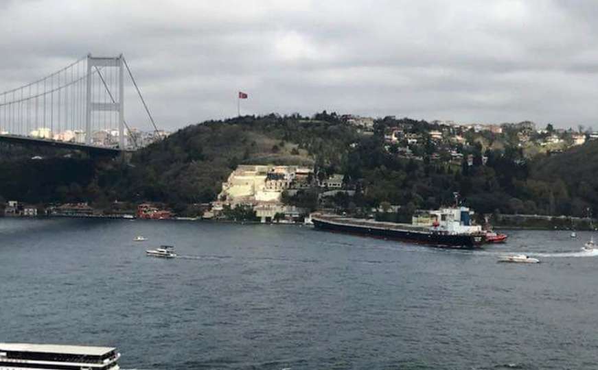Istanbul: Tanker udario u vilu na obali ispod mosta na Bosforu
