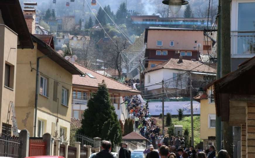 Trebevićka žičara: Red dug stotinama metara, na vožnju čekaju i turisti