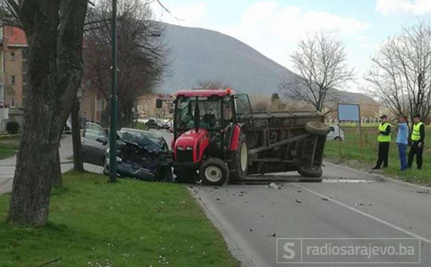 Hrasnica: Težak sudar automobila i traktora, dvije osobe povrijeđene