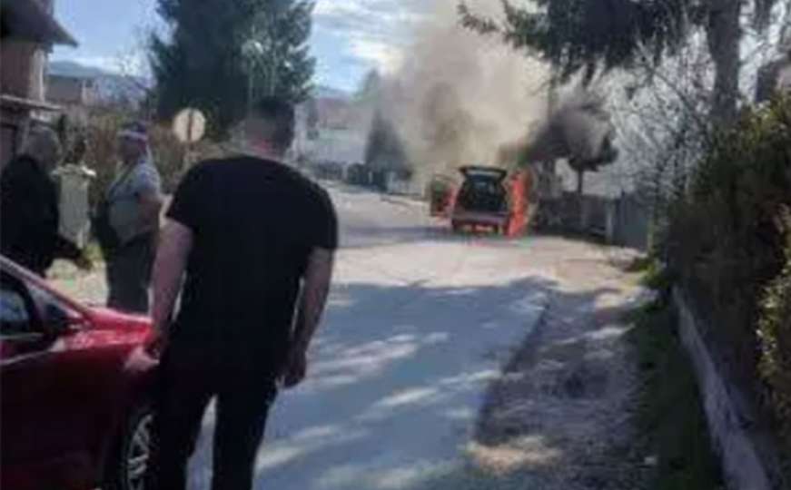 Na cesti kod Viteza: Automobil se zapalio tokom vožnje