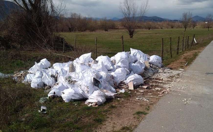 Samo u BiH: U blizini Rajlovca uz cestu ostavili stotine vreća otpada