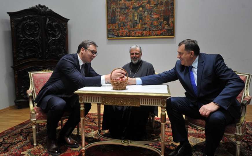 Dodik i Vučić se natjecali u tucanju jajima 