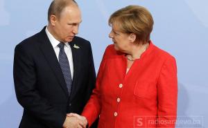 Putin u razgovoru s Merkel pozvao na oprez u Siriji