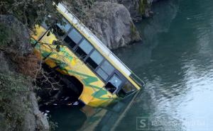 U Indiji u padu školskog autobusa u klanac poginulo najmanje 17 djece