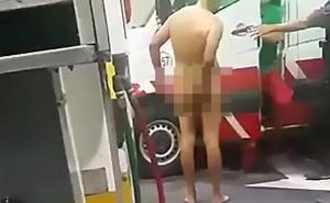 Argentina: Nag muškarac  sa seks igračkom u zadnjici trčao pumpom